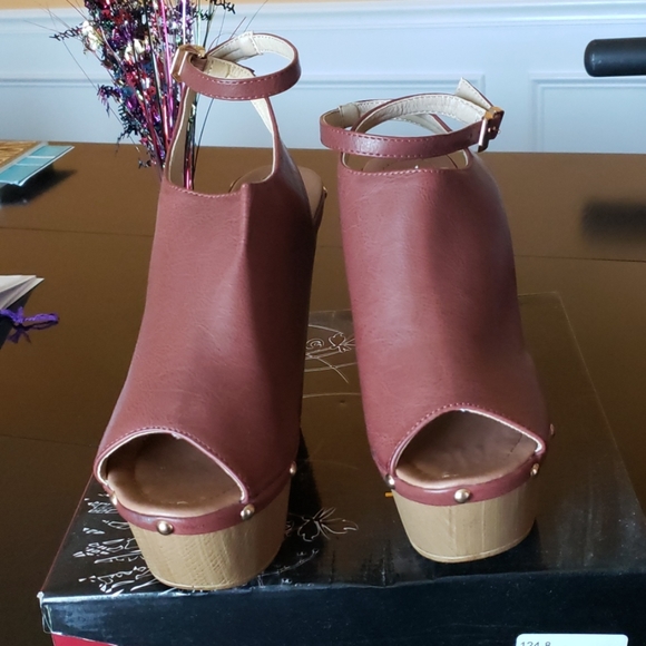 Shoes - Picture 2 of 4